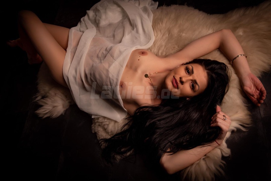 ELLA  mega  hot mit 100 % original Bilder